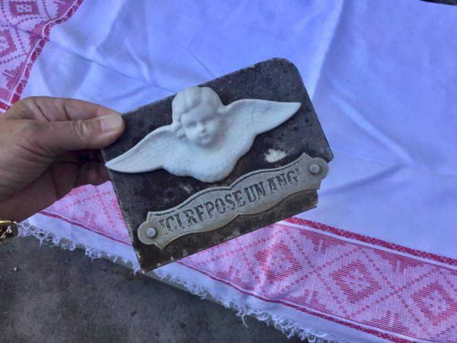 ANCIENNE TETE ANGE ET SES AILES A SUSPENDRE BISCUIT De porcelaine sur reliquair