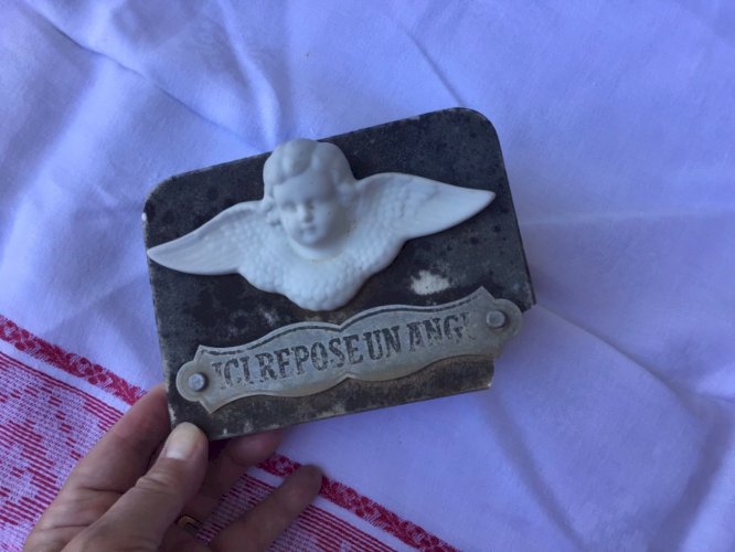 ANCIENNE TETE ANGE ET SES AILES A SUSPENDRE BISCUIT De porcelaine sur reliquair