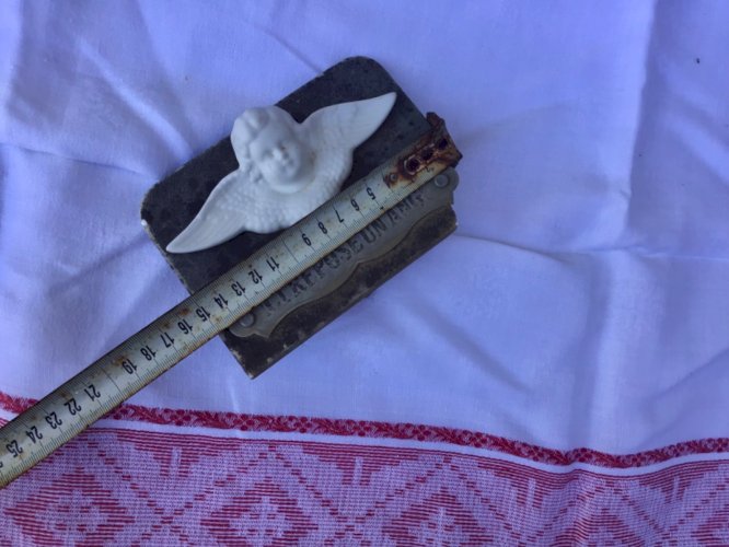 ANCIENNE TETE ANGE ET SES AILES A SUSPENDRE BISCUIT De porcelaine sur reliquair