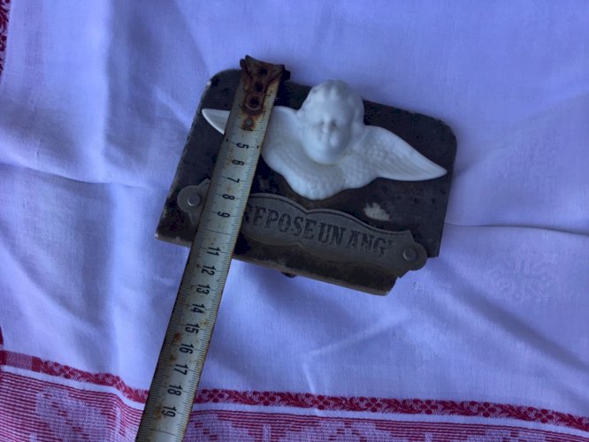 ANCIENNE TETE ANGE ET SES AILES A SUSPENDRE BISCUIT De porcelaine sur reliquair