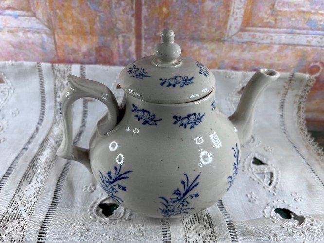 Ancienne théière Saint-Uze – Faïence française bleu & blanc – XIXᵉ/XXᵉ – 18 cm