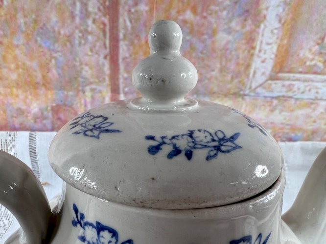 Ancienne théière Saint-Uze – Faïence française bleu & blanc – XIXᵉ/XXᵉ – 18 cm