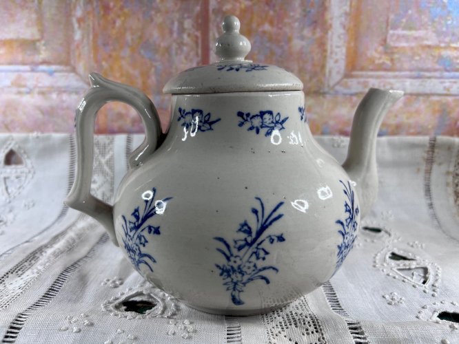 Ancienne théière Saint-Uze – Faïence française bleu & blanc – XIXᵉ/XXᵉ – 18 cm