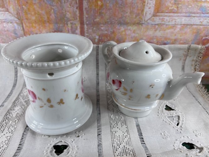 Ancienne théière veilleuse en porcelaine fleurie XIXe – Chauffe-thé – 20 cm