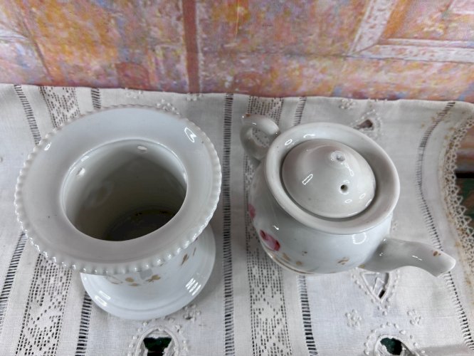 Ancienne théière veilleuse en porcelaine fleurie XIXe – Chauffe-thé – 20 cm