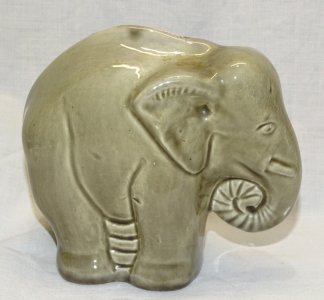 -ANCIENNE TIRELIRE A CASSER ELEPHANT BARBOTINE GRISE MADE IN FRANCE VITRINE   D