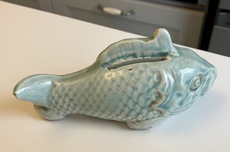 ancienne tirelire a casser en faience emaillee terre vernissee poisson