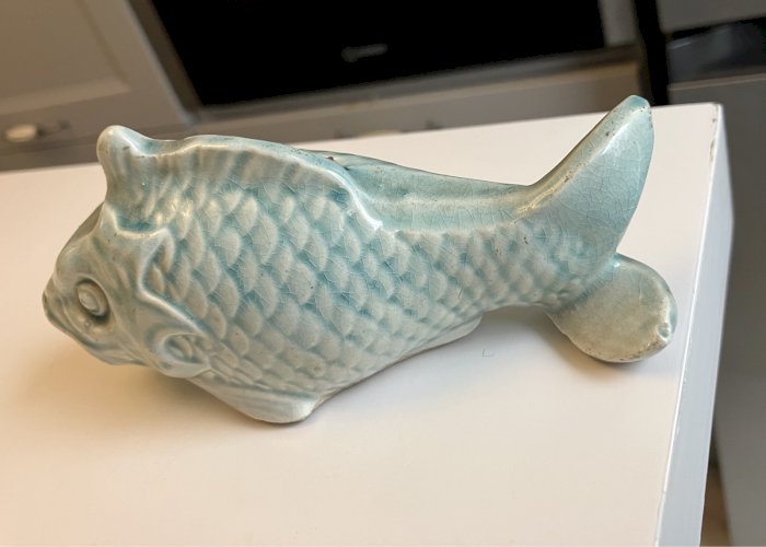 ancienne tirelire a casser en faience emaillee terre vernissee poisson