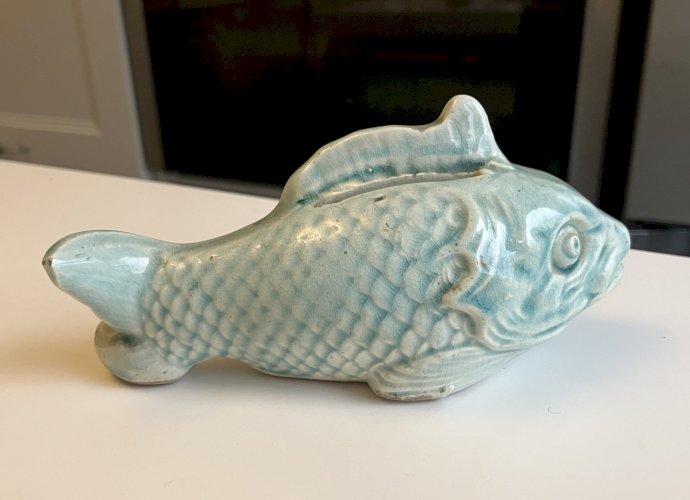 ancienne tirelire a casser en faience emaillee terre vernissee poisson