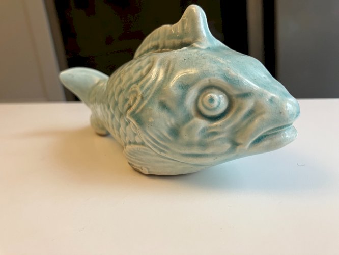 ancienne tirelire a casser en faience emaillee terre vernissee poisson