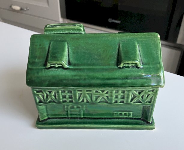 ancienne tirelire a casser en faience emaillee terre vernissee Saint Clement ?