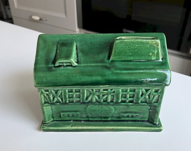ancienne tirelire a casser en faience emaillee terre vernissee Saint Clement ?
