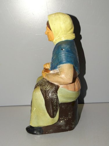 -ANCIENNE TIRELIRE A CASSER SOUVENIR BORD de MER TERRE CUITE FEMME de Pêcheur  D
