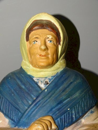 -ANCIENNE TIRELIRE A CASSER SOUVENIR BORD de MER TERRE CUITE FEMME de Pêcheur  D