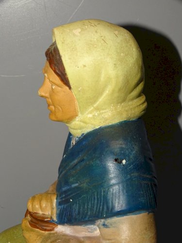 -ANCIENNE TIRELIRE A CASSER SOUVENIR BORD de MER TERRE CUITE FEMME de Pêcheur  D