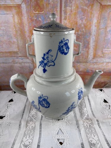 Ancienne tisanière Saint-Uze en faïence bleue – French Blue White Faience