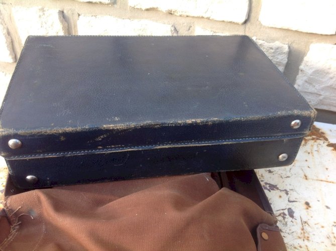 ANCIENNE VALISE DE TOILETTE AVEC ACCESSOIRES  BLEU.  avec housse tissu 