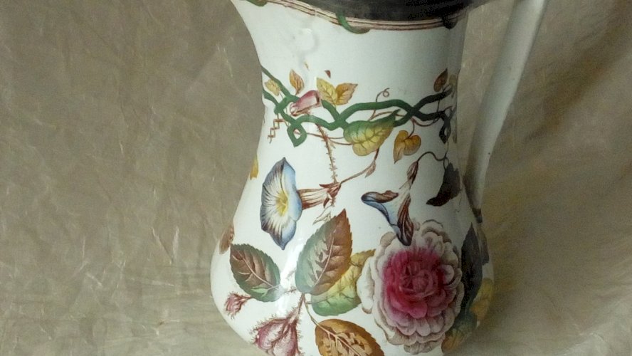 ANCIENNE VERSEUSE PICHET EN CERAMOQUE DECOR FLORAL CHISWICK ENGLAND 19 éme