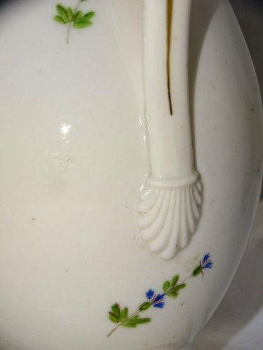 -ANCIENNE VERSEUSE PORCELAINE MODELE AUX BARBEAUX EMPIRE début XIXe  D