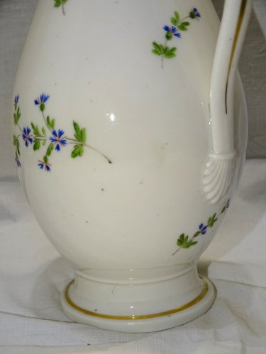 -ANCIENNE VERSEUSE PORCELAINE MODELE AUX BARBEAUX EMPIRE début XIXe  D