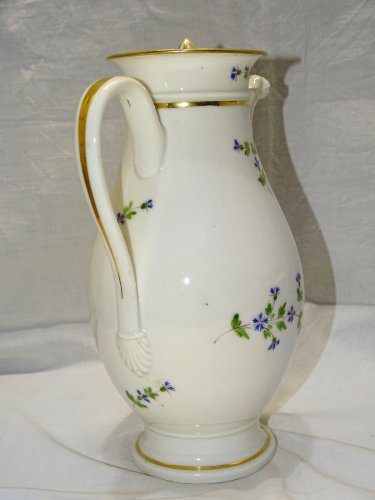 -ANCIENNE VERSEUSE PORCELAINE MODELE AUX BARBEAUX EMPIRE début XIXe  D