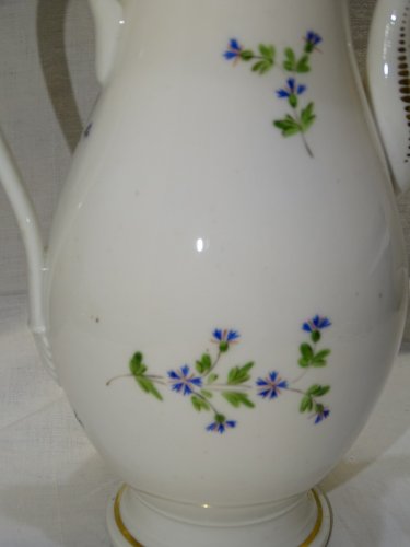 -ANCIENNE VERSEUSE PORCELAINE MODELE AUX BARBEAUX EMPIRE début XIXe  D