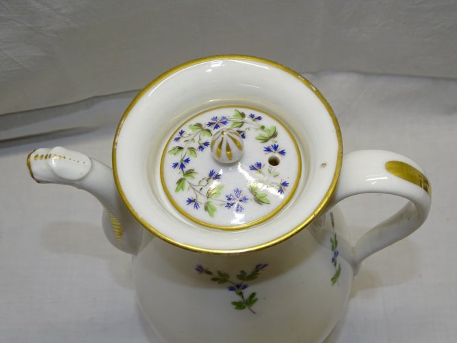 -ANCIENNE VERSEUSE PORCELAINE MODELE AUX BARBEAUX EMPIRE début XIXe  D