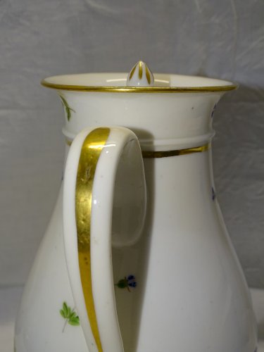 -ANCIENNE VERSEUSE PORCELAINE MODELE AUX BARBEAUX EMPIRE début XIXe  D