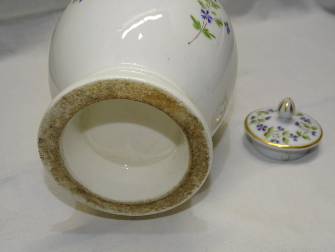 -ANCIENNE VERSEUSE PORCELAINE MODELE AUX BARBEAUX EMPIRE début XIXe  D