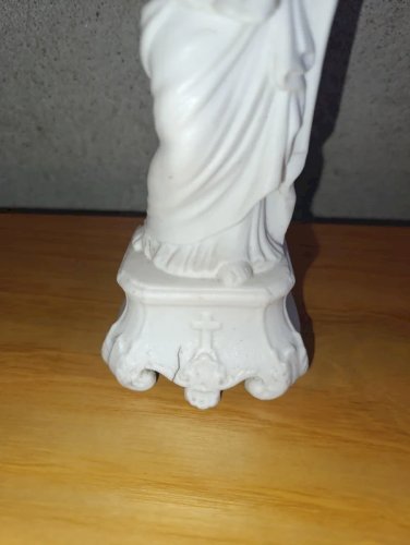 ancienne  vierge à lenfant en biscuit en bon etat