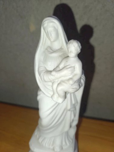 ancienne  vierge à lenfant en biscuit en bon etat