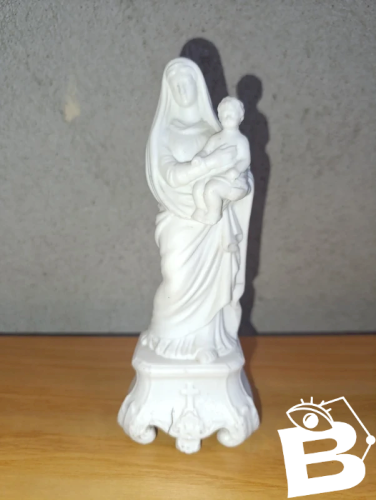 ancienne  vierge à lenfant en biscuit en bon etat
