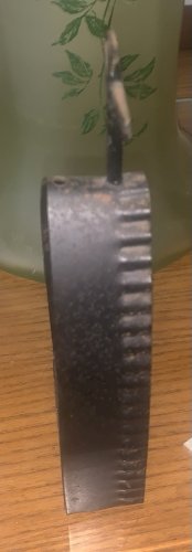 Ancienne Vierge à l'enfant en céramique dans une niche en fer forgé