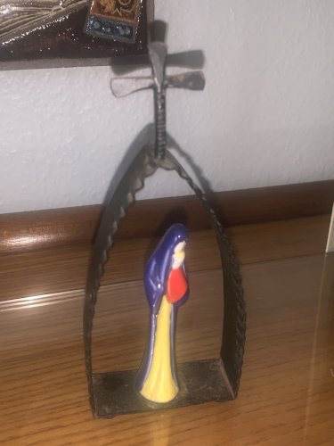 Ancienne Vierge à l'enfant en céramique dans une niche en fer forgé