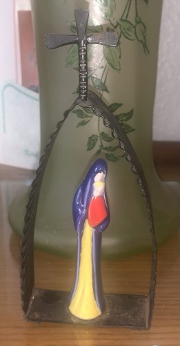 Ancienne Vierge à l'enfant en céramique dans une niche en fer forgé