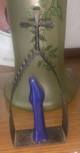 Ancienne Vierge à l'enfant en céramique dans une niche en fer forgé