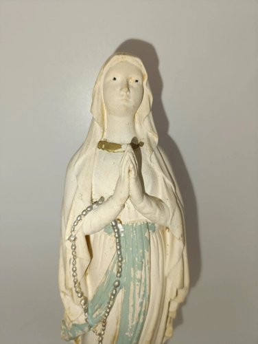 ancienne vierge en platre  en etat correct