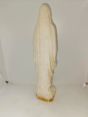 ancienne vierge en platre  en etat correct