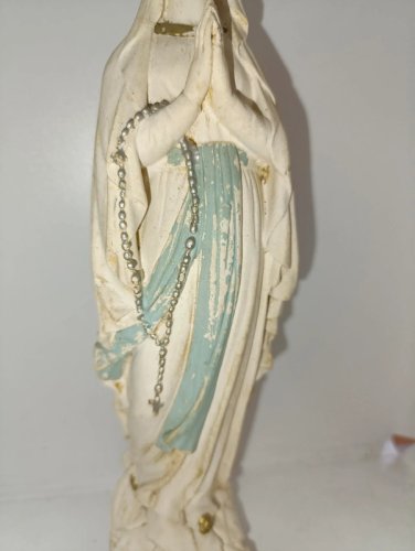 ancienne vierge en platre  en etat correct