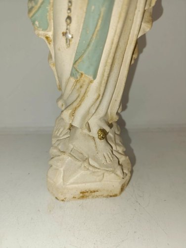 ancienne vierge en platre  en etat correct