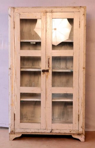 Ancienne vitrine en teck birman patine blanché-écrue