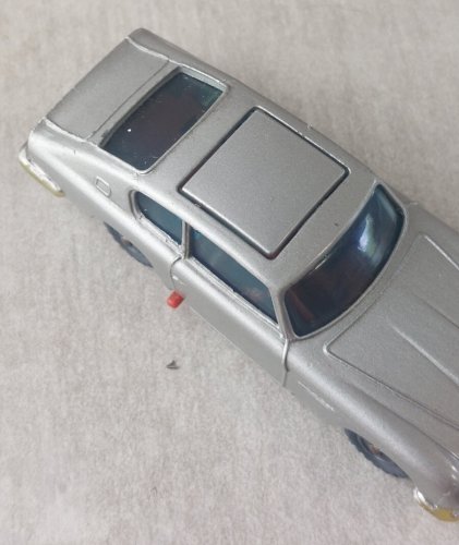 Ancienne voiture, Aston Martin, James Bond, pneus gris, Husky, vintage