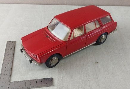 Ancienne voiture break, Simca 1501, en plastique, à friction, Joustra