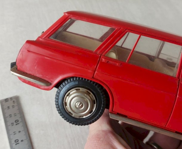 Ancienne voiture break, Simca 1501, en plastique, à friction, Joustra