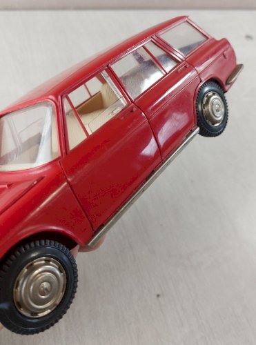 Ancienne voiture break, Simca 1501, en plastique, à friction, Joustra