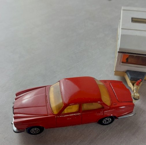 Ancienne voiture, en métal, Jaguar XJ12 + caravane Europa, Matchbox