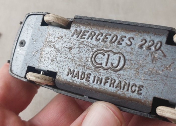 Ancienne voiture, en métal, Mercedes 220, CIJ