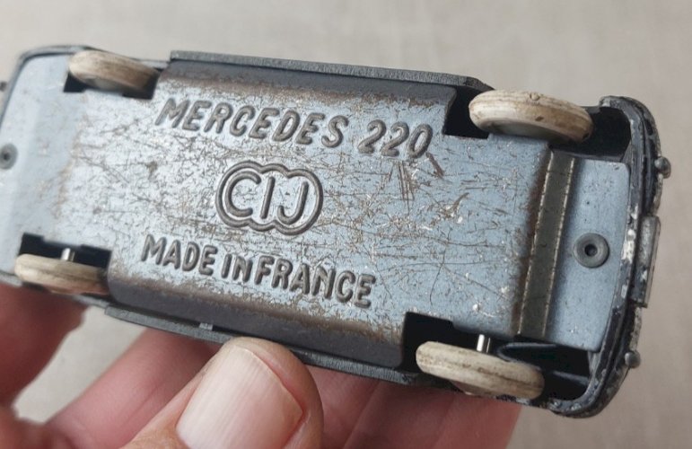 Ancienne voiture, en métal, Mercedes 220, CIJ
