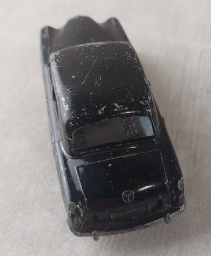 Ancienne voiture, en métal, Mercedes 220, CIJ