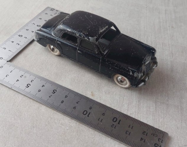 Ancienne voiture, en métal, Mercedes 220, CIJ